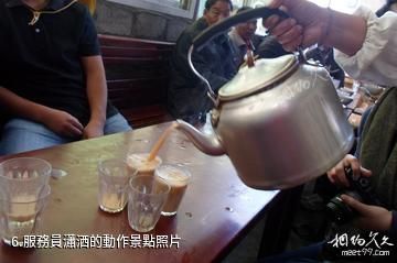 西藏光明甜茶館-服務員瀟洒的動作照片