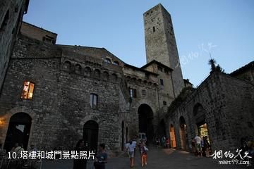 義大利聖吉米尼亞諾古城-塔樓和城門照片