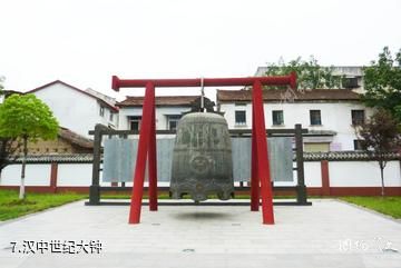 汉中拜将坛遗址景区-汉中世纪大钟照片