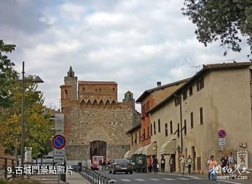 義大利聖吉米尼亞諾古城-古城門照片