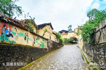 騰衝司莫拉佤族村景區-圖騰照片