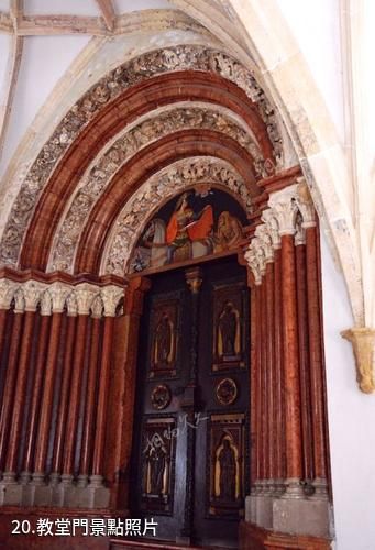 潘諾恩哈爾姆千年修道院-教堂門照片