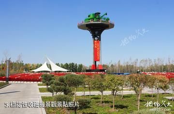 農墾北大荒農機博覽園-標誌性收穫機景觀照片