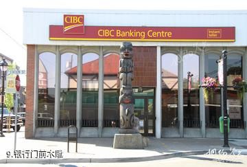 加拿大邓肯小城-银行门前木雕照片