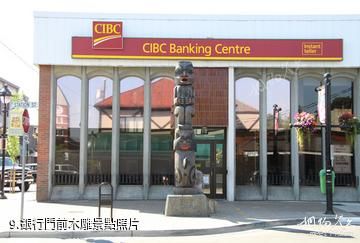 加拿大鄧肯小城-銀行門前木雕照片