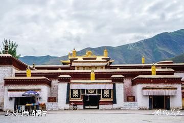 西藏山南昌珠寺旅遊景區-大門照片