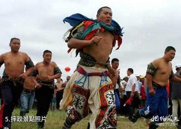 赤峰市巴林右旗巴林蒙古部落-摔跤照片