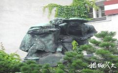 奥地利因斯布鲁克市旅游攻略之父与子纪念碑