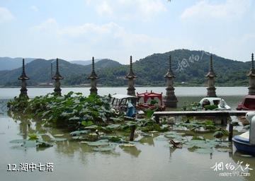 宁波慈溪鸣鹤古镇-湖中七塔照片