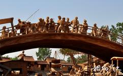唐山市麻龙湾泥塑文化园林旅游攻略之桥上人群