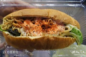台湾台中逢甲夜市-炒面面包照片