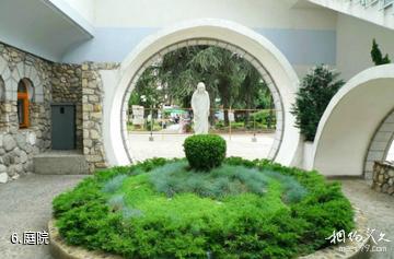 马其顿德兰修女纪念馆-庭院照片