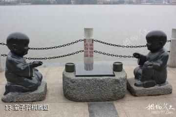 贵港东湖公园-童子弈棋雕塑照片