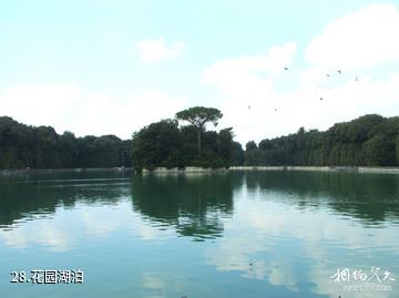 意大利卡塞塔王宫-花园湖泊照片