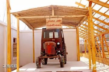 库尔班吐鲁木纪念馆-拖拉机照片