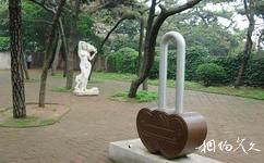 青島花石樓旅遊攻略之門前雕塑