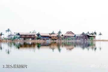 阿克蘇皇宮湖沙漠湖泊旅遊度假區-湖水照片