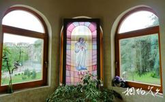 马其顿德兰修女纪念馆旅游攻略之彩绘玻璃