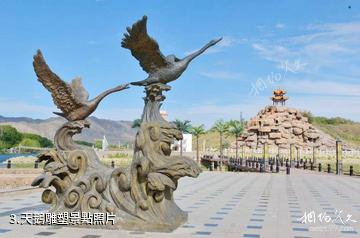 阿勒泰富蘊濱河景區-天鵝雕塑照片