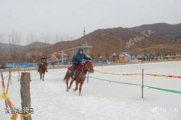 本溪东风湖冰雪大世界-雪地骑马照片