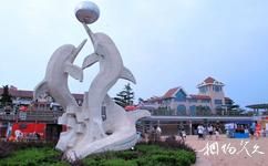 青島第一海水浴場旅遊攻略之海豚戲珠雕塑