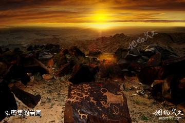 阿拉善盟曼德拉山岩画-密集的岩画照片