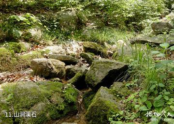 岫岩清凉山风景区-山涧溪石照片