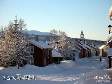 挪威勒羅斯鎮-雪中小鎮照片