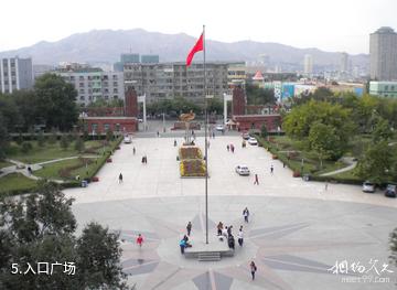 新疆大学-入口广场照片