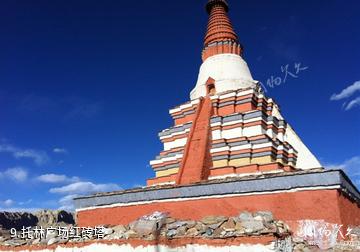 西藏托林寺-托林广场红砖塔照片