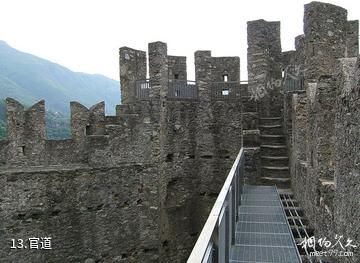 瑞士贝林佐纳城堡-官道照片