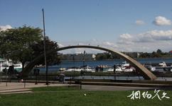 加拿大金斯顿市旅游攻略之拱形雕塑