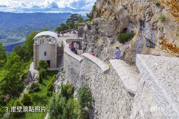 黑山奧斯特洛修道院-崖壁照片