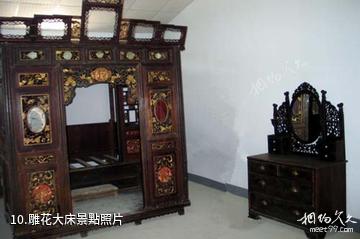 上海江南三民文化村景區-雕花大床照片