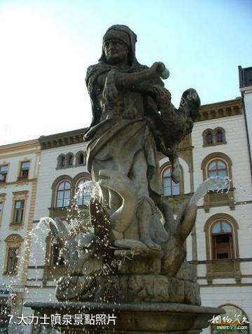 捷克奧洛穆茨聖三柱-大力士噴泉照片