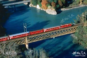 瑞士雷塔恩铁路-湖光山色照片