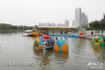 天津海河故道公園遊樂園-腳踏遊船照片