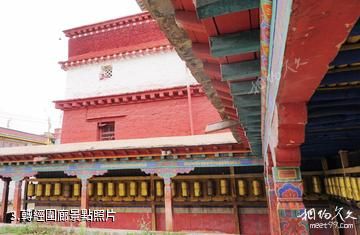 西藏山南昌珠寺旅遊景區-轉經圍廊照片