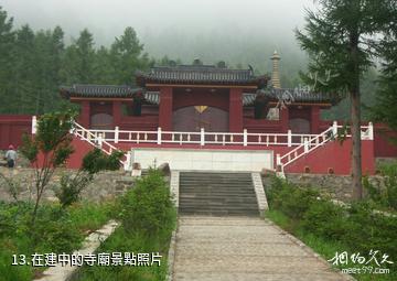 長白塔山公園-在建中的寺廟照片