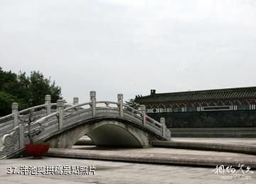 高雄蓮池潭風景區-泮池與拱橋照片