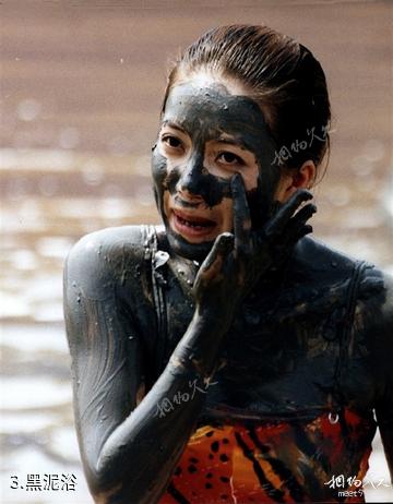 乌鲁木齐盐湖旅游区-黑泥浴照片
