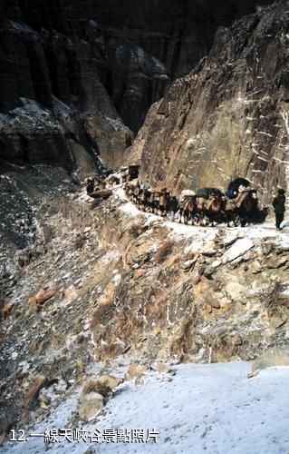 新疆喬戈里峰-一線天峽谷照片