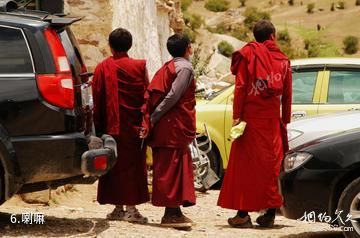 西藏扎耶巴洞窟群-喇嘛照片