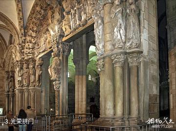 西班牙圣地亚哥-德孔波斯特拉古城-光荣拱门照片