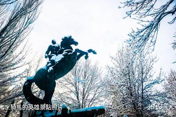 塔城文化廣場-騎馬的英雄照片