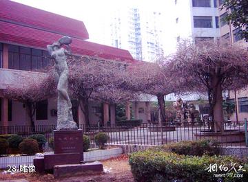 南京工业大学-雕像照片