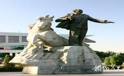 新疆生產建設兵團軍墾博物館旅遊攻略之王震將軍雕像