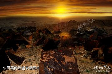 阿拉善盟曼德拉山岩畫-密集的岩畫照片