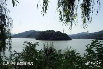 銅川福地湖景區-湖中小島照片