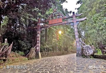 騰衝司莫拉佤族村景區-寨門照片